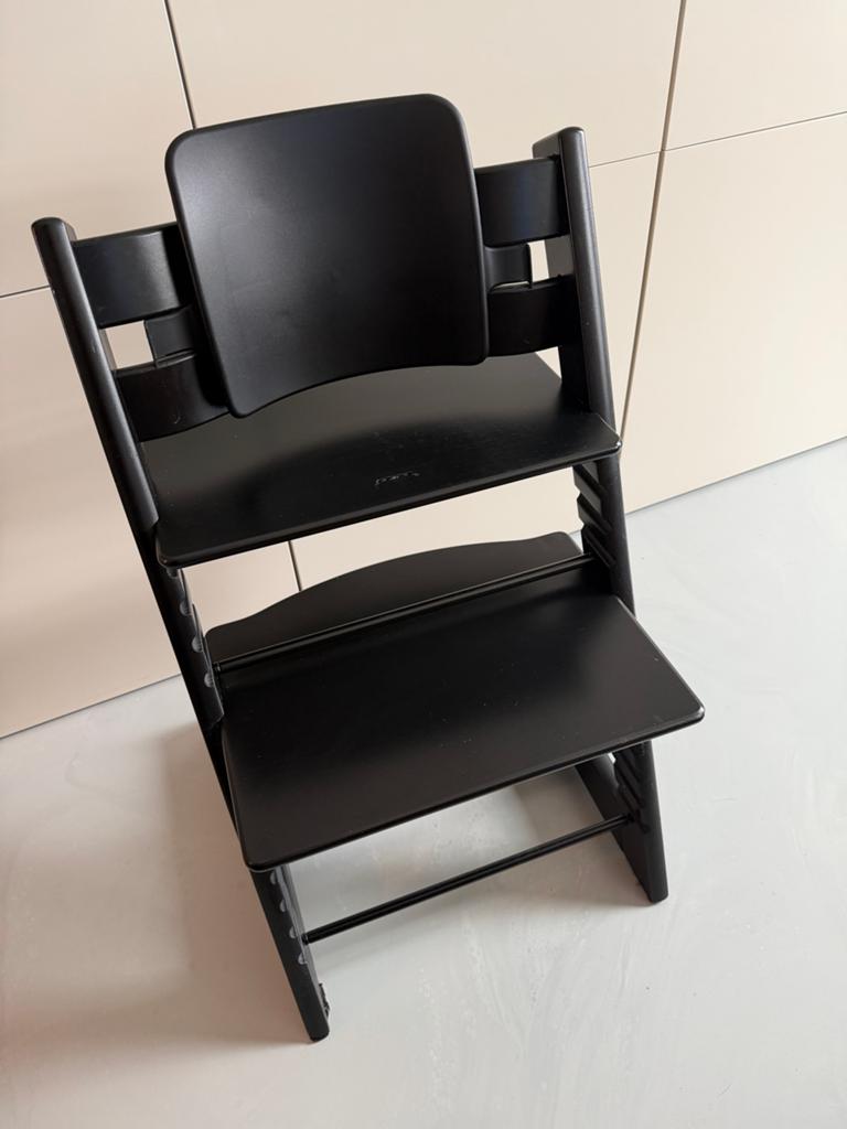 Stokke Tripp Trapp zwart met babyset, tray en kussenset, Ophalen, Gebruikt, Meegroeistoel, Afneembaar eetblad