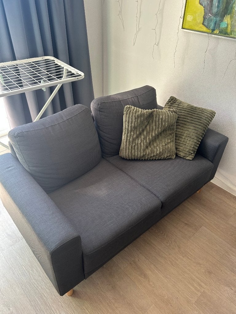 2-zitsbank donkergrijs, Nette staat (JYSK) 142 x 80 x 80 cm, Huis en Inrichting, Banken | Bankstellen, Ophalen, Gebruikt, 150 tot 200 cm