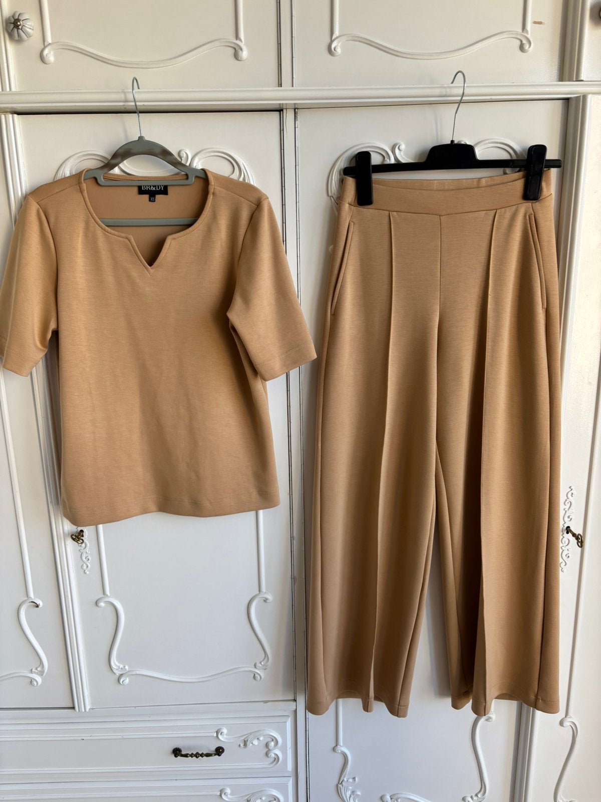 Nieuw beige broek en shirt merk Brandy Br&Dy maat XS, Kleding | Dames, Beige, Nieuw, Ophalen of Verzenden, Maat 34 (XS) of kleiner