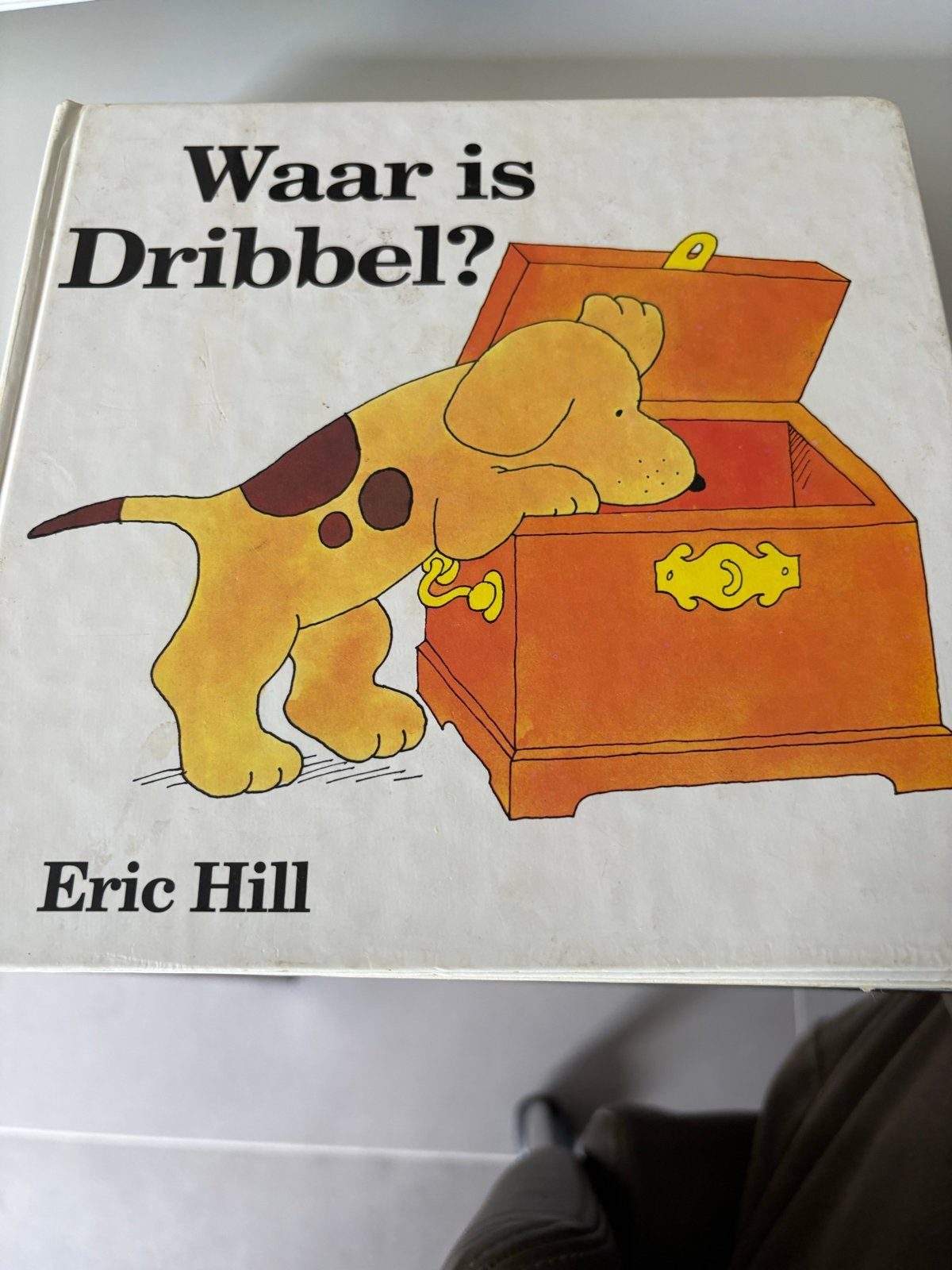 Waar is Dribbel? - Klassiek kinderboek van Eric Hill, Ophalen of Verzenden, Gelezen, Fictie algemeen