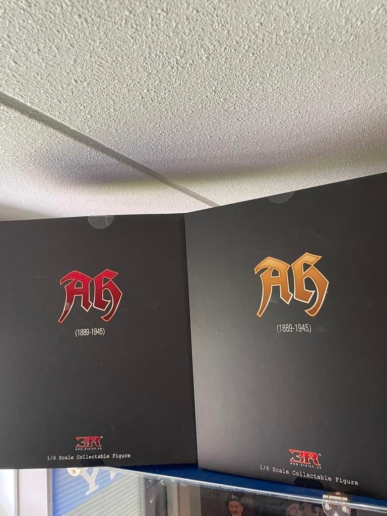 2 x 3R Adolf Hitler 1889-1945 Version A én B in scale 1: 6, Ophalen of Verzenden, Duitsland