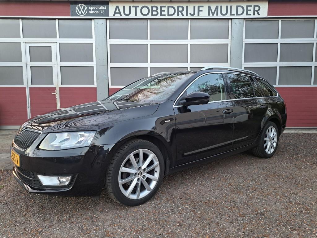 Skoda OCTAVIA Combi 1.6 TDI 110 Pk Greentech JOY Business EC, Gebruikt, 4 cilinders, Met garantie (alle), Zwart