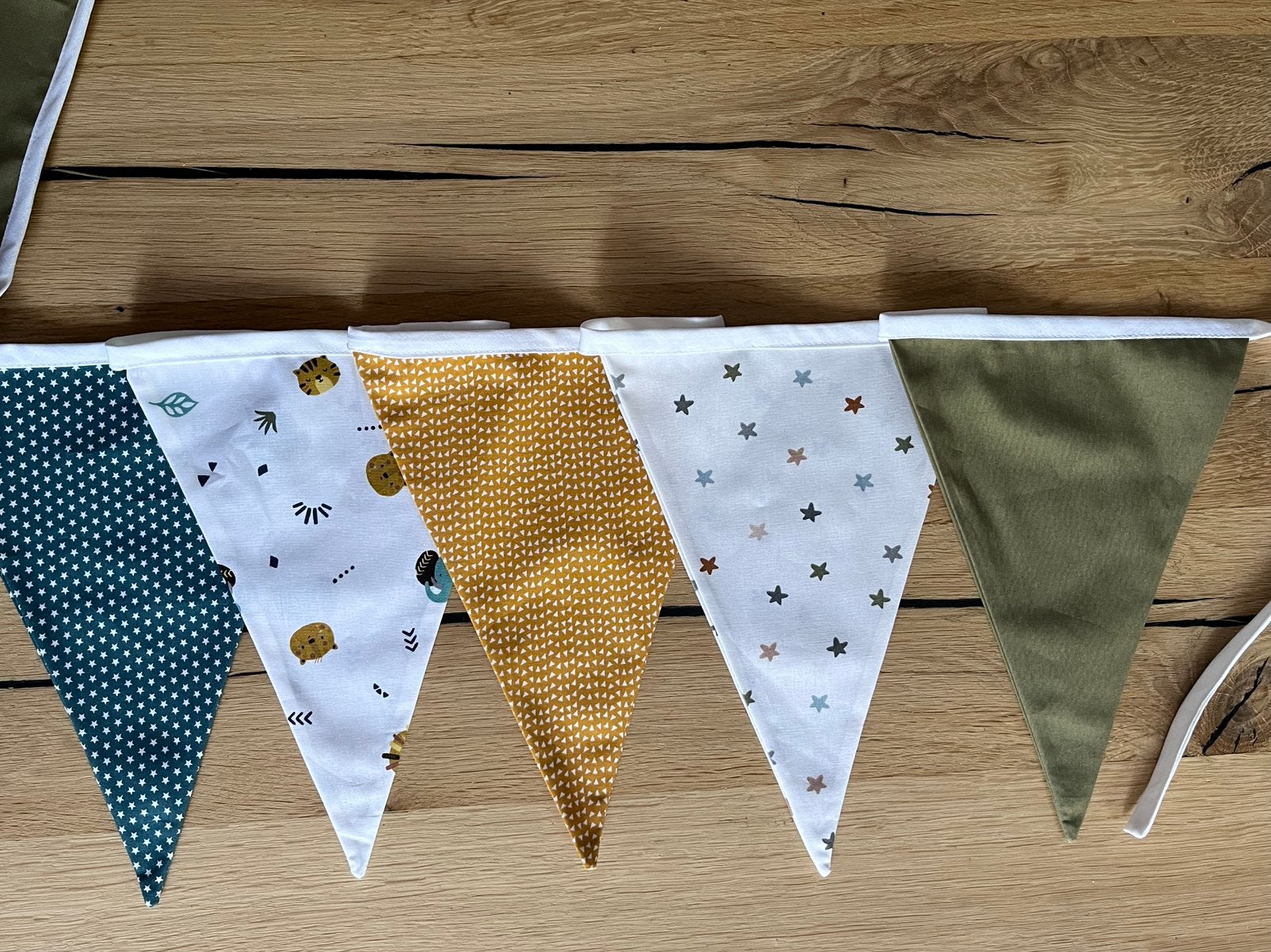 Stoffen vlaggenlijn groen geel blauw diertjes, Nieuw, Ophalen of Verzenden, Wanddecoratie, Meerkleurig