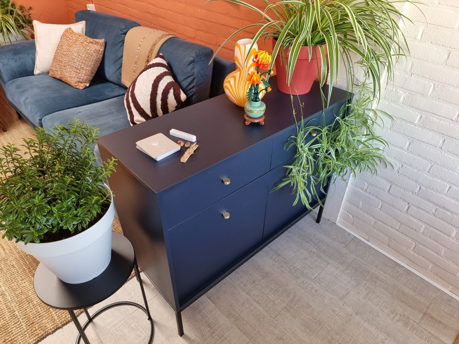Donkerblauw dressoir met gouden handgrepen, Huis en Inrichting, Ophalen, Zo goed als nieuw, 25 tot 50 cm, Overige houtsoorten