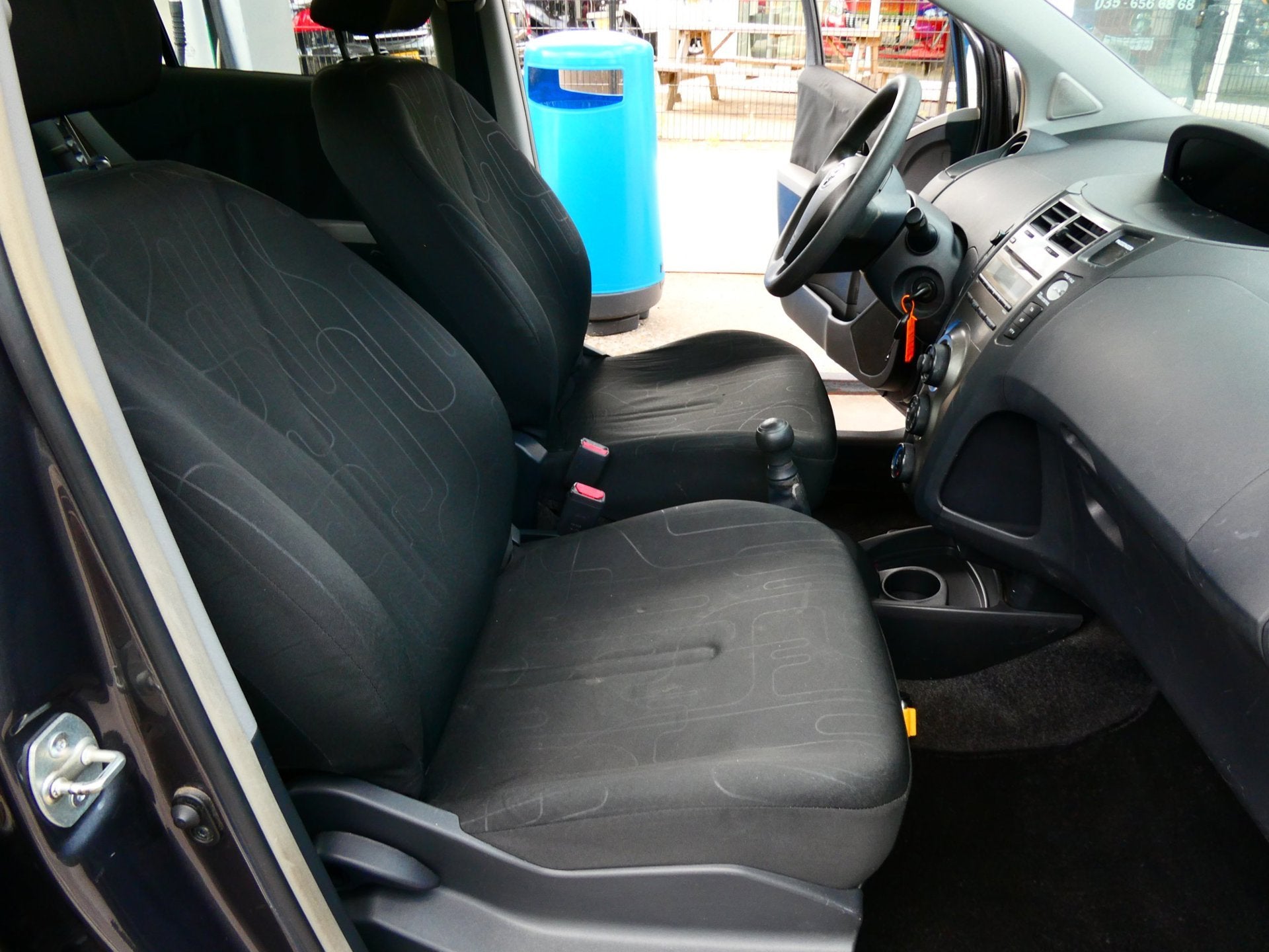 Toyota Yaris 1.0 VVTi Acces 5-deurs 2e eigenaar Zuinig Degel, Auto's, Voorwielaandrijving, Stof, 750 kg, Bedrijf
