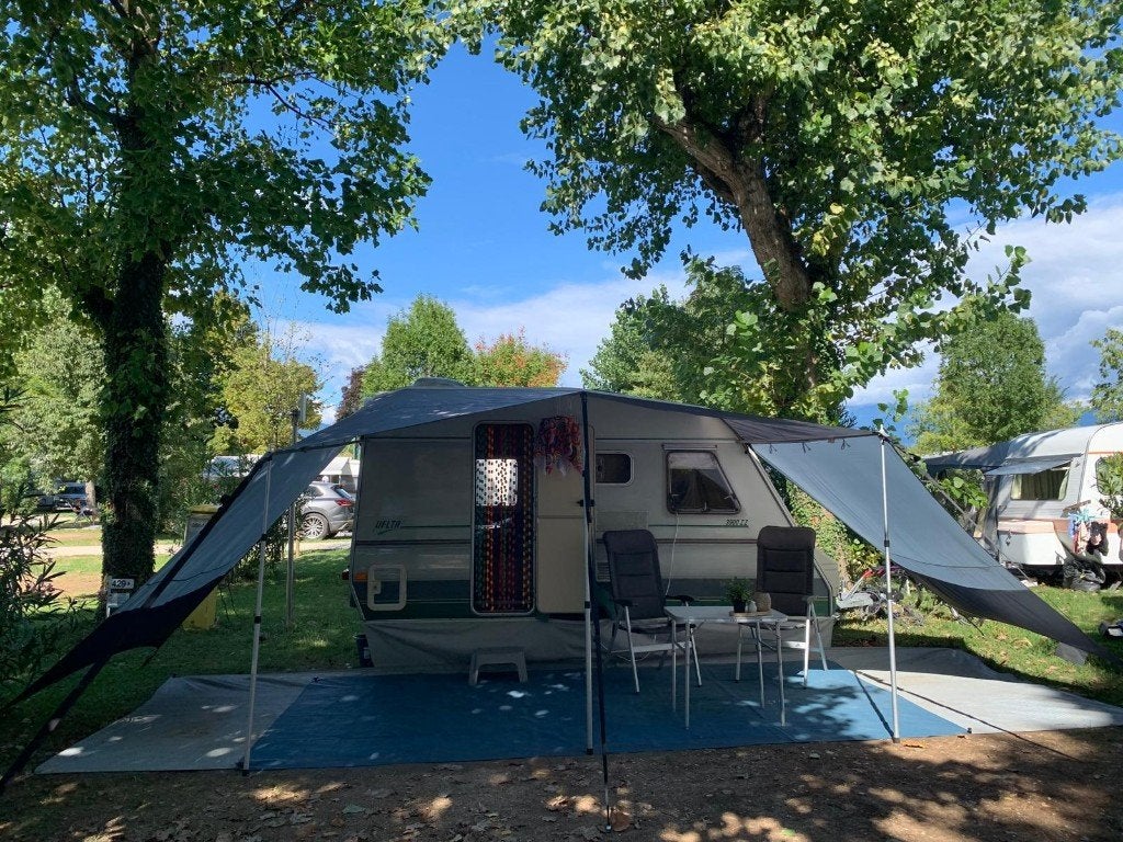 Delta 3900 ZZ caravan | 4-persoons | WC |  Vast bed | Luifel, Caravans en Kamperen, Caravans, Vast bed, Treinzit, 750 - 1000 kg