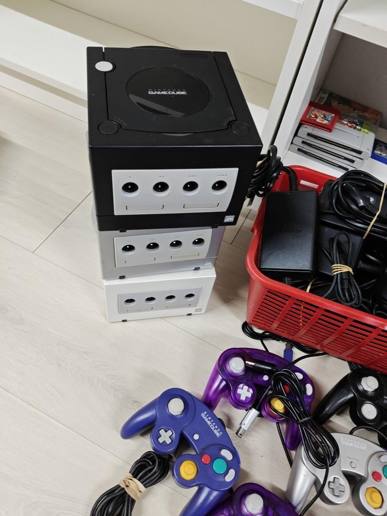 GameCube consoles en controllers, Nintendo, Gebruikt, Overige kleuren, Met 3 controllers of meer