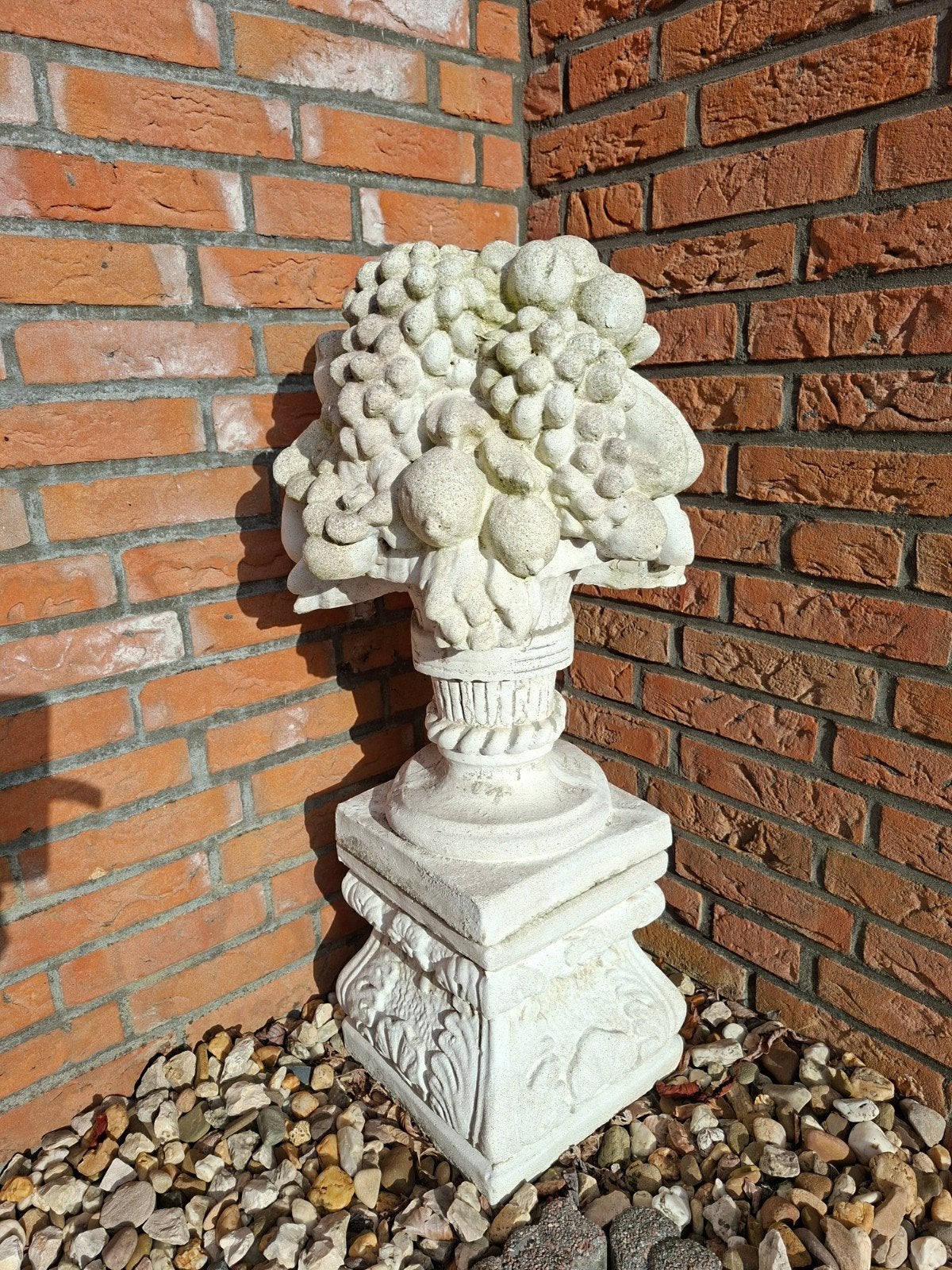 Mooi tuinbeeld fruit bokaal  op sokkel barok, Ophalen, Gebruikt, Steen, Overige typen