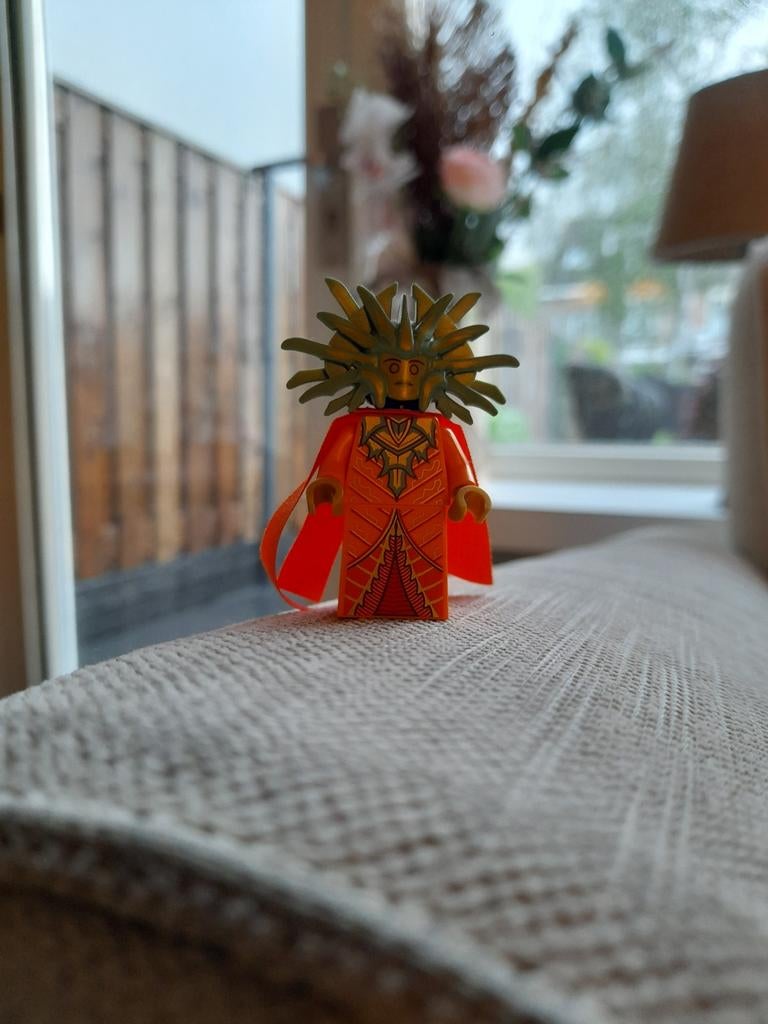 Lego minifiguur met zonnekroon en cape, Ophalen of Verzenden, Zo goed als nieuw, Overige merken