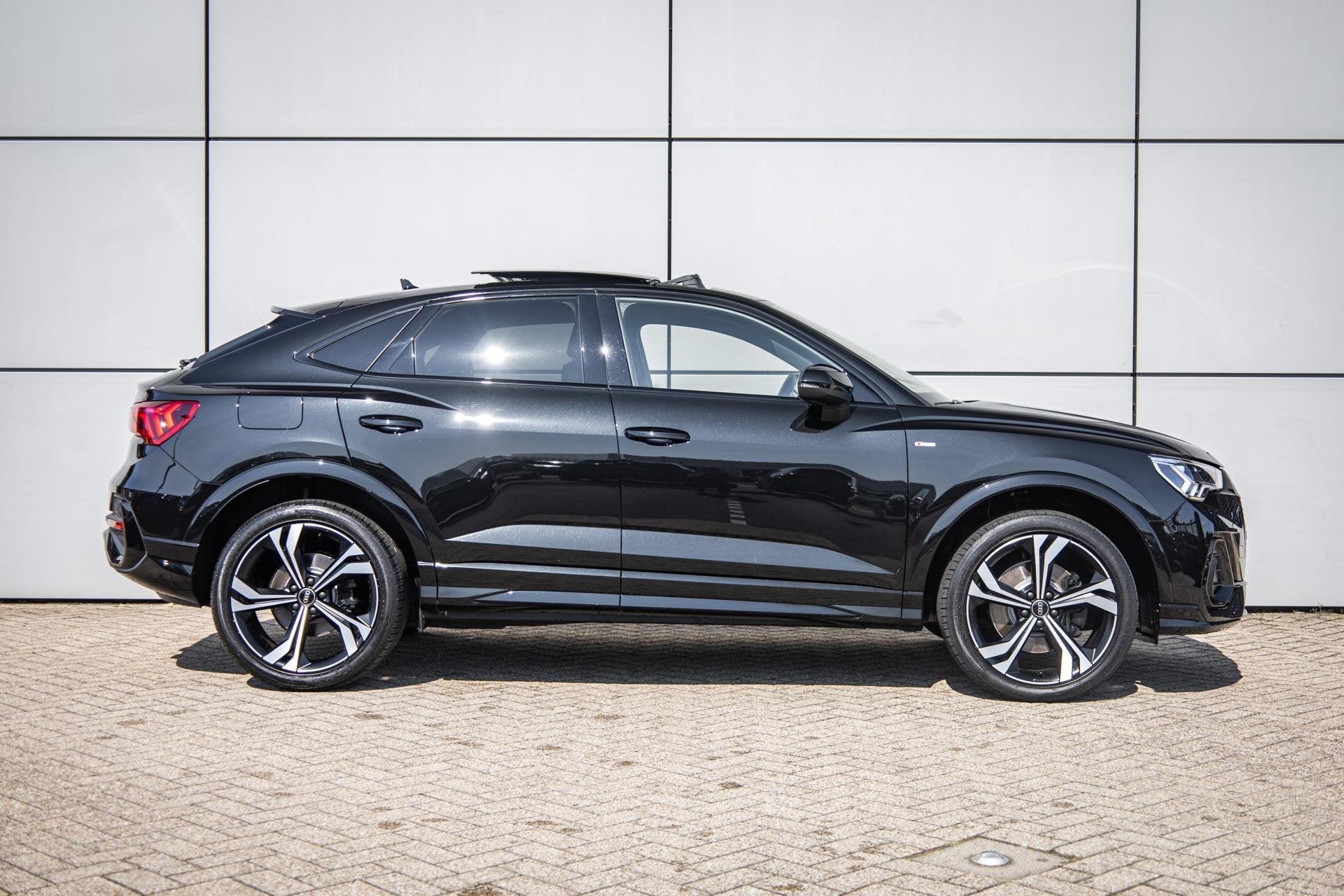 Audi Q3 Sportback 45 TFSIe 245pk S Edition | SoH 96% | Panor, Auto's, Gebruikt, Automatische klimaatregeling, Leder en Stof, Zwart