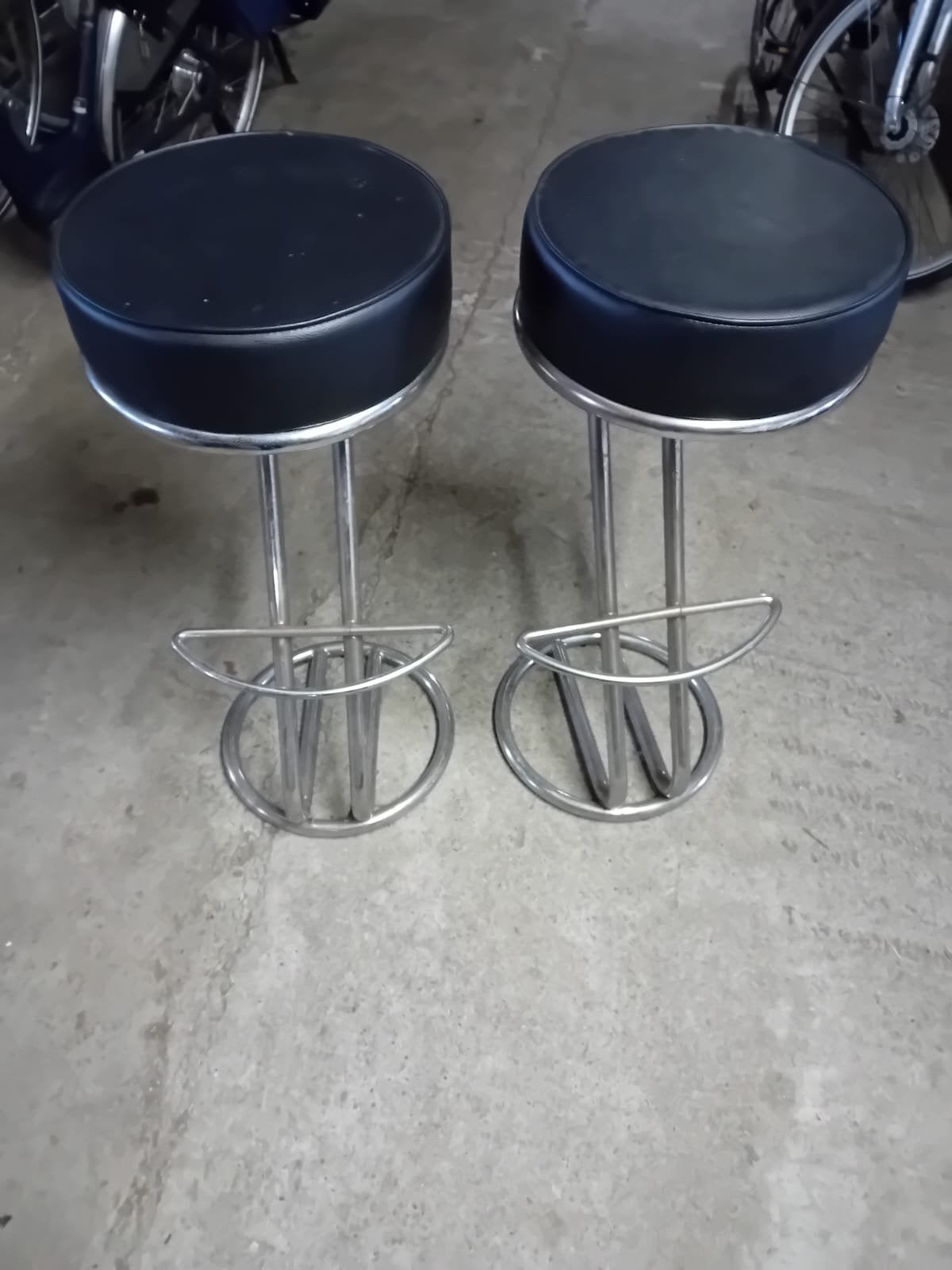 2 barkrukken, 2 krukken, Ophalen, 60 tot 90 cm
