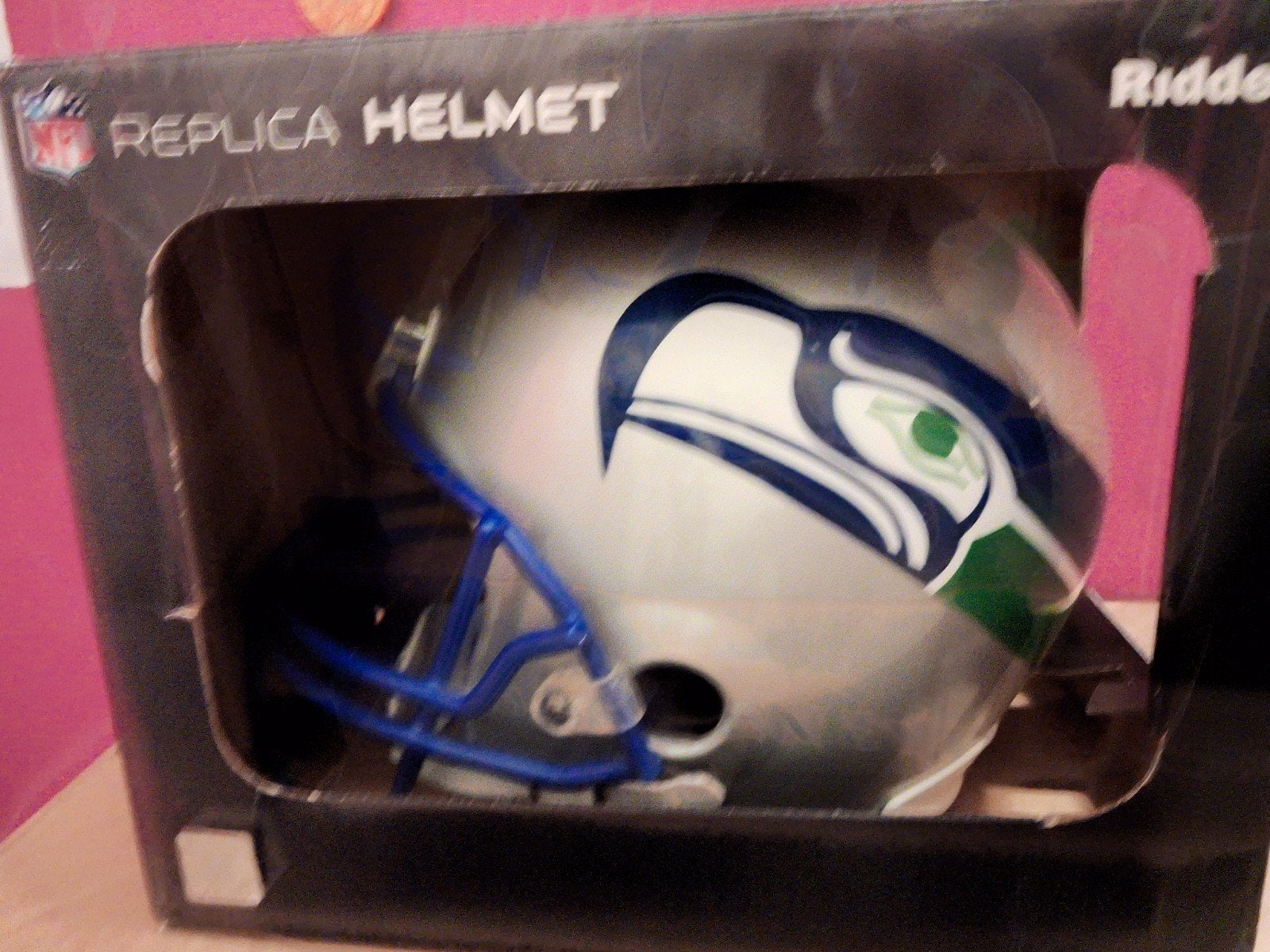 NFL Seattle Seahawks Replica Helm - Vitrinekast Staat, Ophalen of Verzenden, Zo goed als nieuw, Overige sporten, Overige typen