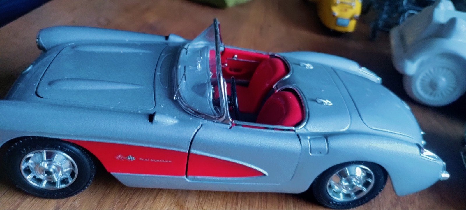 Maisto Chevrolet Corvette 1957 modelauto - Zilver, Ophalen of Verzenden, Zo goed als nieuw, Auto, Maisto