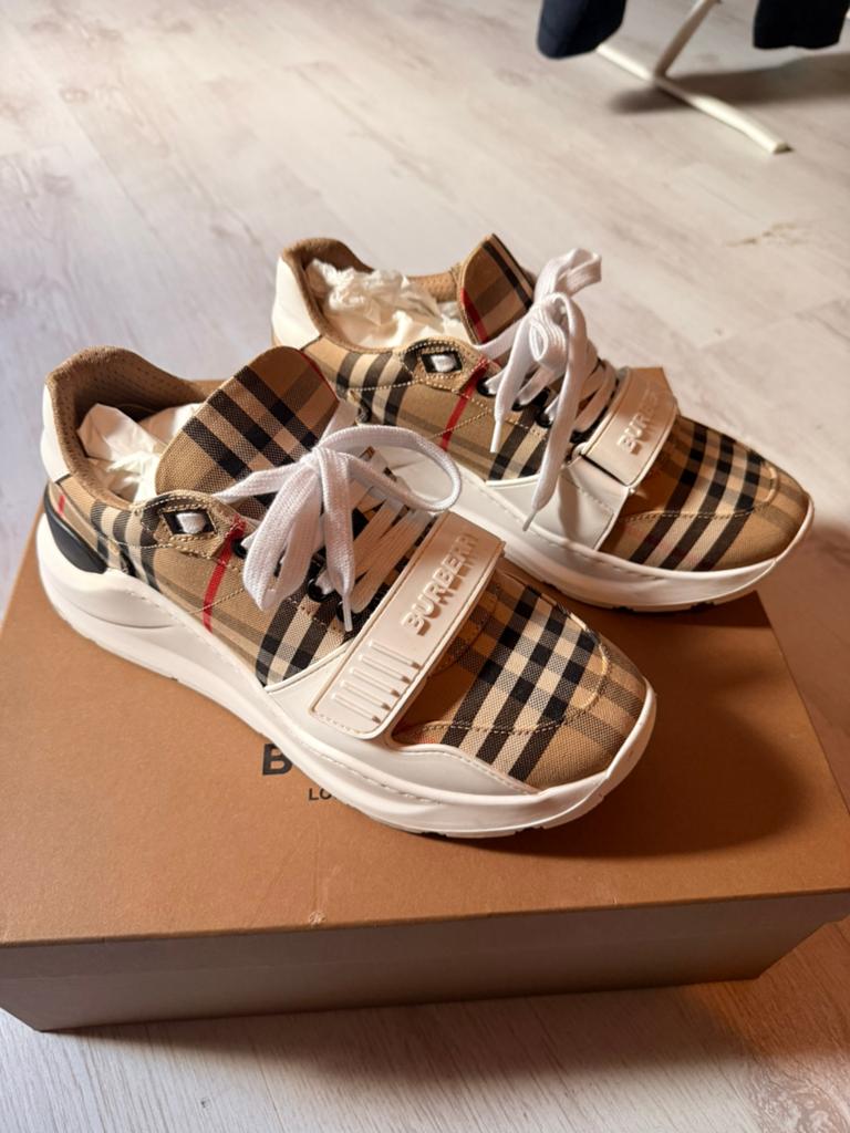 Burberry Regis sneaker met kalfsleren, Kleding | Dames, Schoenen, Ophalen of Verzenden, Zo goed als nieuw, Sneakers of Gympen