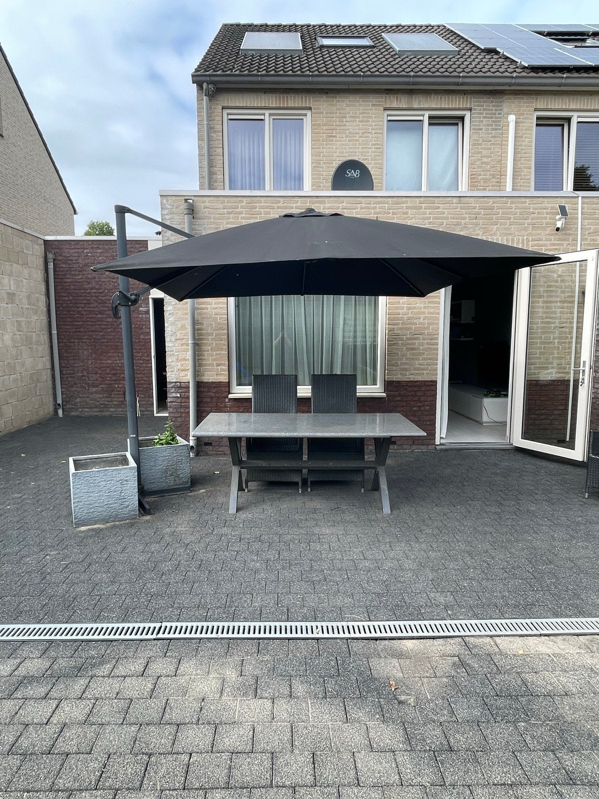Zwarte zweefparasol - gebruikt, Tuin en Terras, Kantelbaar, 2 tot 3 meter, Ophalen of Verzenden, Zweefparasol