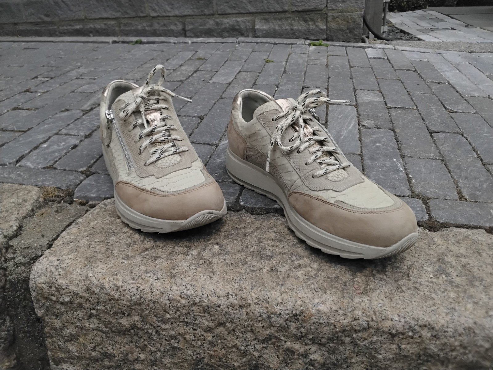 Durea veterschoen beige met gouden details, mt 38,5 wijdte E, Kleding | Dames, Schoenen, Durea, Beige, Ophalen of Verzenden, Sneakers of Gympen