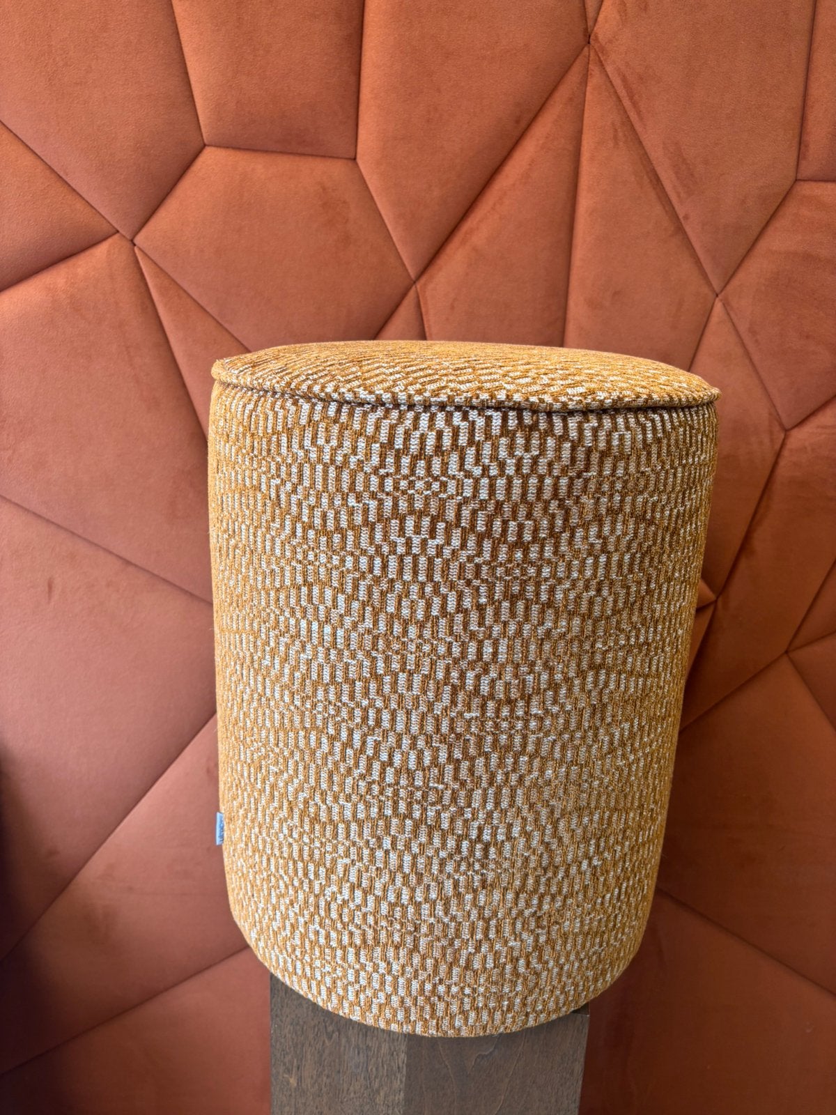 Zelfgemaakte poef, Huis en Inrichting, Ophalen, Oranje met beige patroon, Rond, 75 tot 100 cm