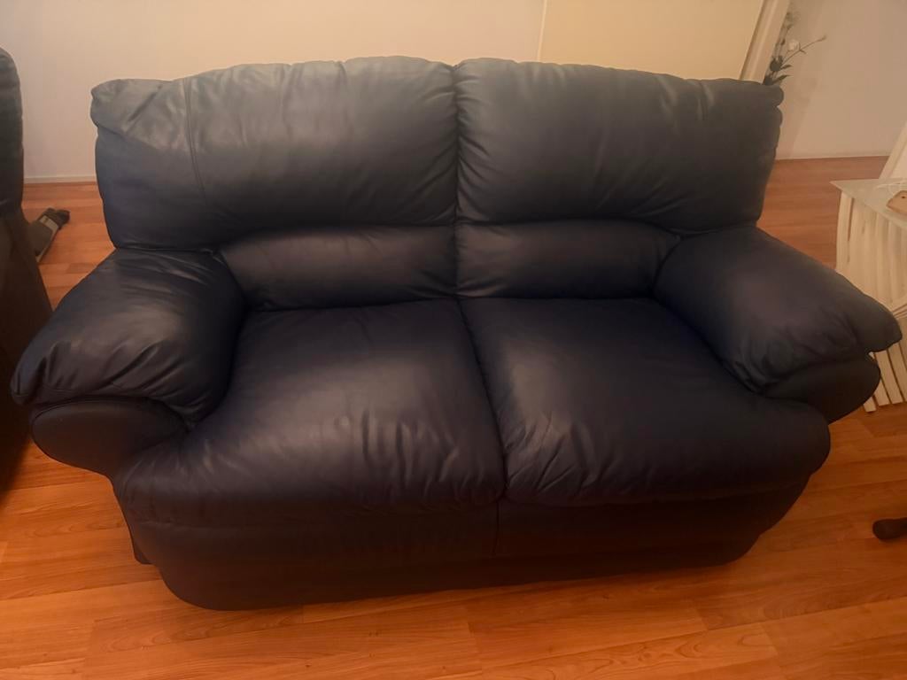 Donkerblauwe leren tweezits bank, Huis en Inrichting, Banken | Bankstellen, Ophalen, Minder dan 75 cm, 150 tot 200 cm, Tweepersoons