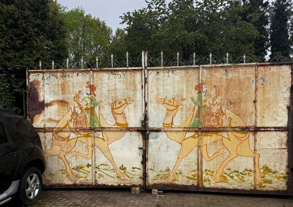 Unieke Indiase metalen poort met handgeschilderde taferelen, Antiek en Kunst, Ophalen