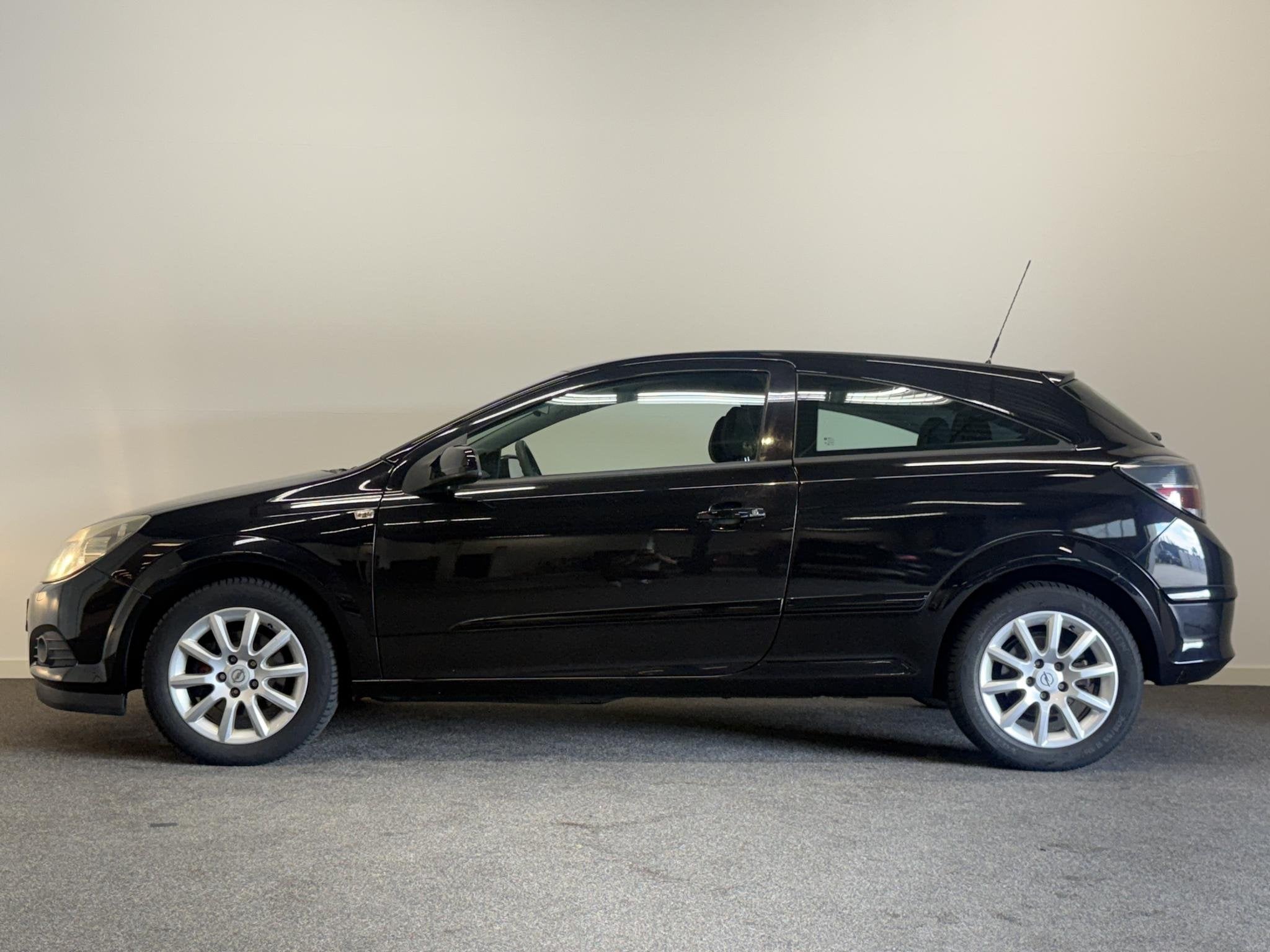 Opel Astra GTC 1.6 Temptation Trekhaak!, Voorwielaandrijving, Zwart, 4 cilinders, 116 pk