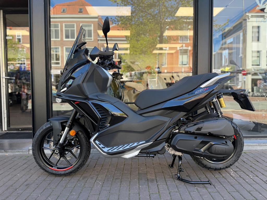 APRILIA SR GT 400 CC EURO+ 2026 RUGGED BLACK| 4 JAAR FABRIEK, Motoren, 400 cc, Scooter, Bedrijf, Traction Control