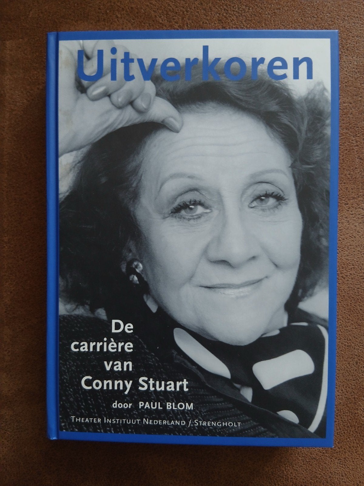 Uitverkoren: De carrière van Conny Stuart - Paul Blom, Ophalen of Verzenden, Zo goed als nieuw, Cabaret, Paul Blom