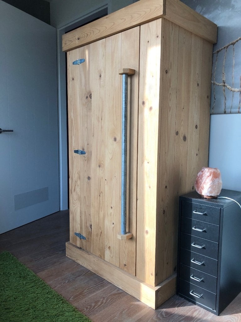 Massief houten kast/opbergkast – robuust en tijdloos, Antiek en Kunst, Ophalen