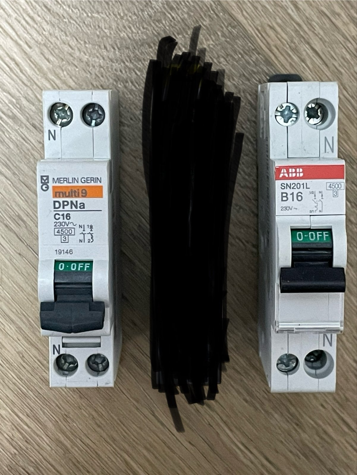 Twee zekeringautomaten (Merlin Gerin en ABB), Ophalen of Verzenden, Gebruikt, ABB, Installatieautomaat