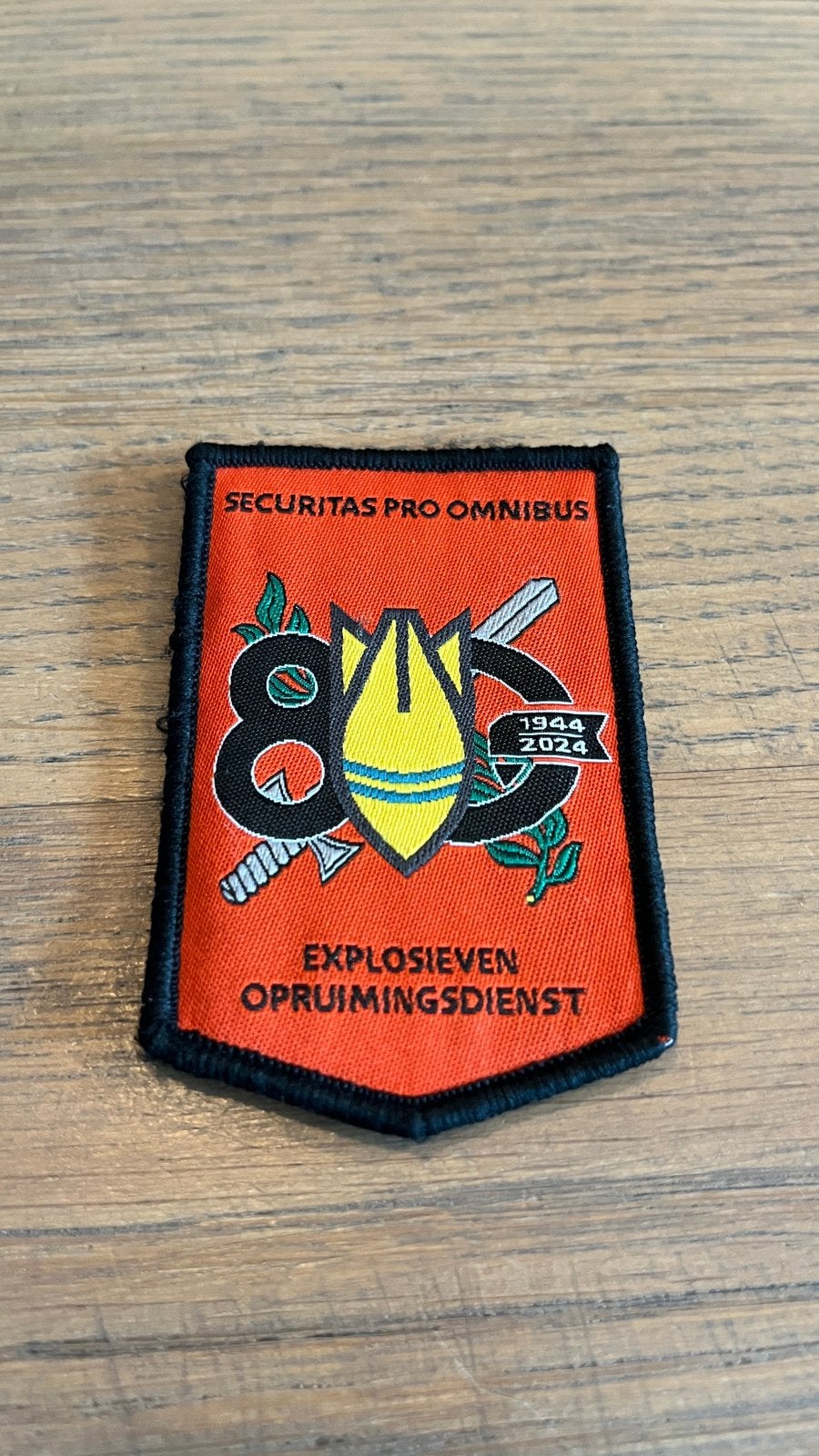 EOD 80 jaar embleem explosieven opruimingsdienst jubileum, Verzamelen, Ophalen of Verzenden, Overige soorten, Nederland, Embleem of Badge