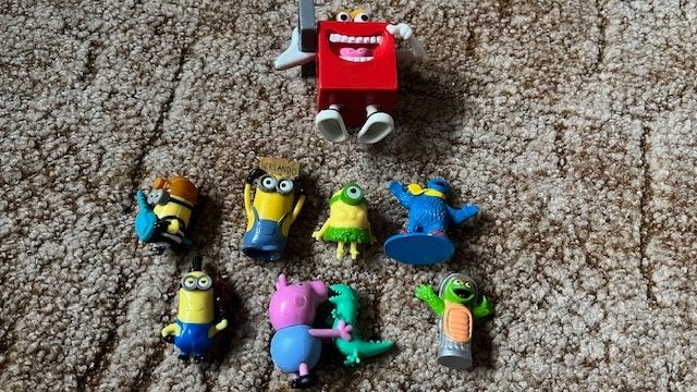 Kleine poppetjes, figuurtjes minions, elmo, oscar, peppa big, Ophalen of Verzenden, Gebruikt