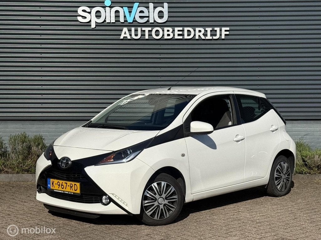 Toyota Aygo 1.0 VVT-i x-play - Multimedia - Camera - Cruise, Auto's, Voorwielaandrijving, Gebruikt, Euro 6, Start-stop-systeem