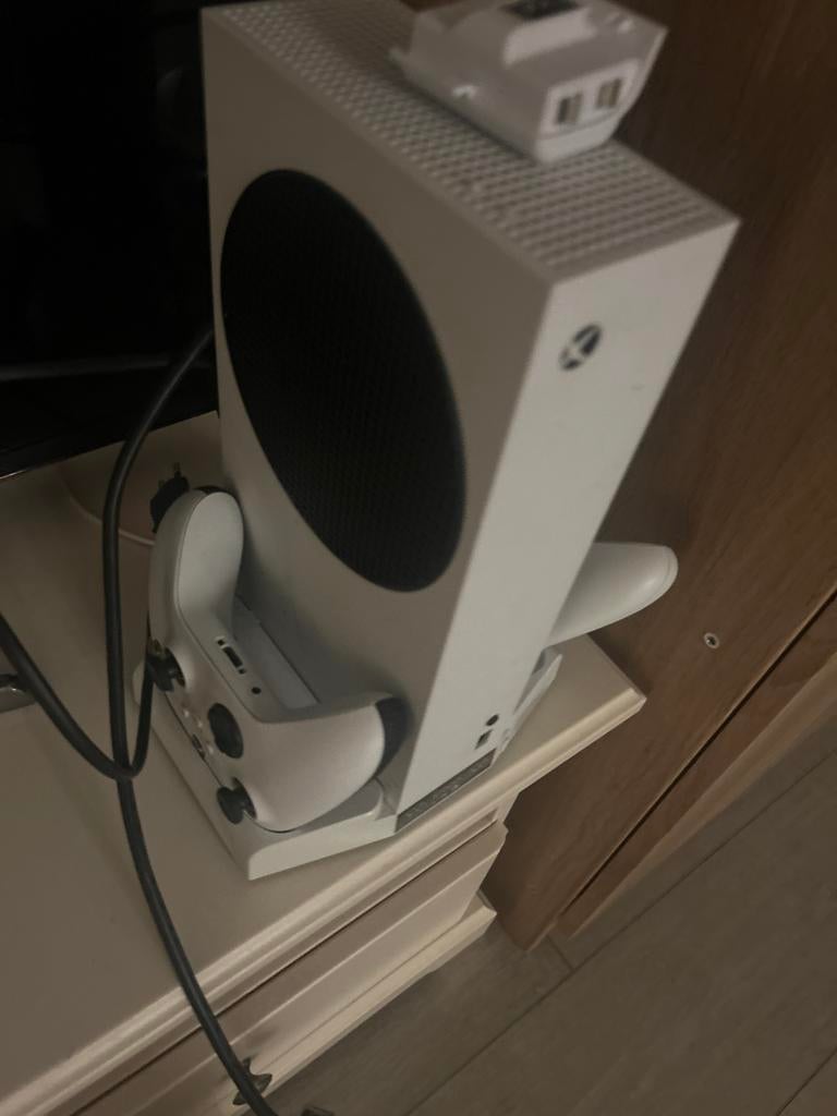 Xbox Series S met controller en oplaadstation, Ophalen, Zo goed als nieuw