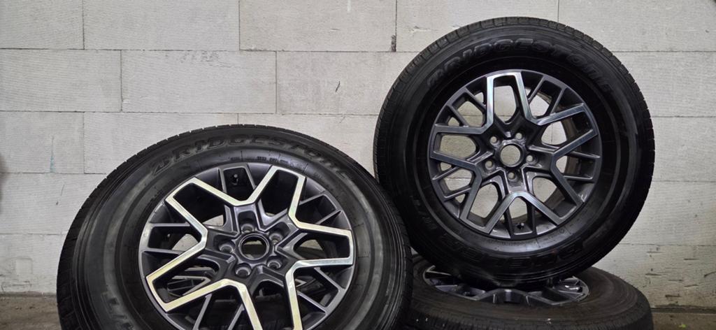 18" Jeep Wrangler originele velgen zomerbanden TPMS, Auto-onderdelen, Banden en Velgen, 18 inch, Gebruikt, 255 mm, Banden en Velgen