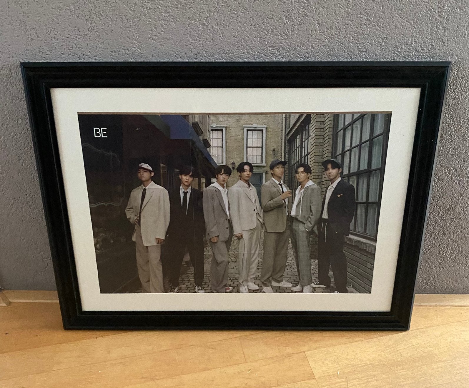 BTS ‘BE’ ingelijste poster – Mooie eyecatcher!, Ophalen, Met lijst, Rechthoekig Liggend, Zo goed als nieuw
