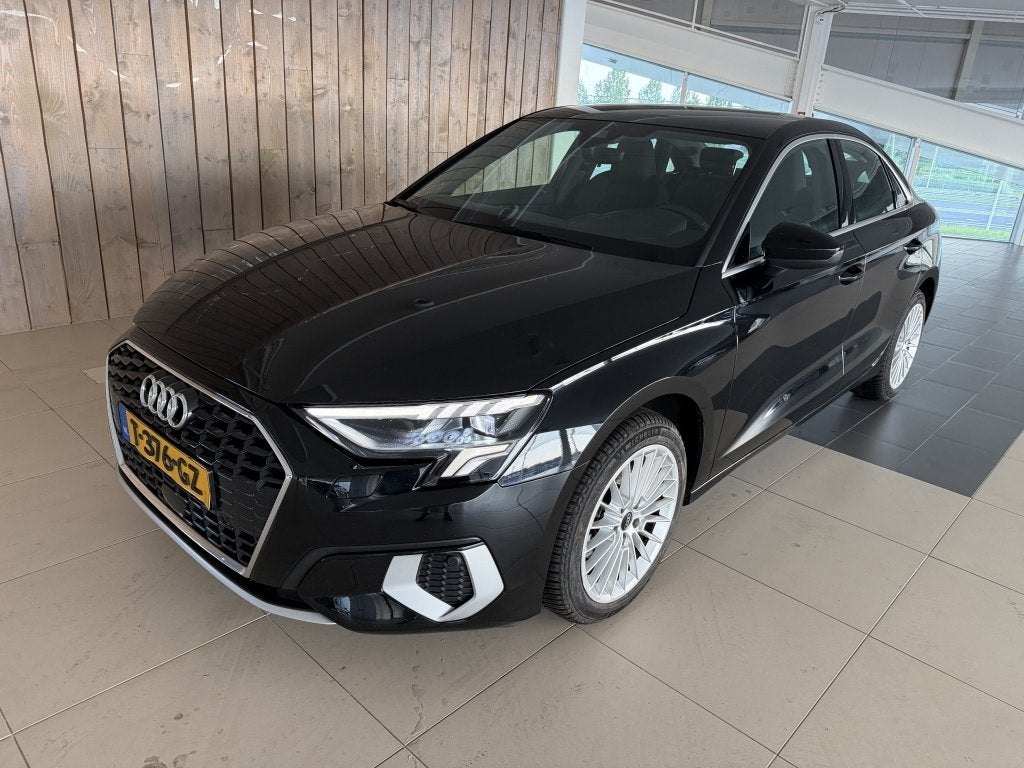 Audi A3 Limousine 30 TFSI Adv edition (bj 2023, automaat), Auto's, Automaat, Gebruikt, Zwart, Origineel Nederlands