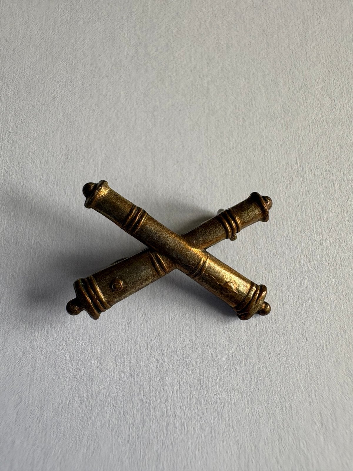 WW2 US Army crossed guns  badge, Verzamelen, Ophalen of Verzenden, Amerika, Embleem of Badge