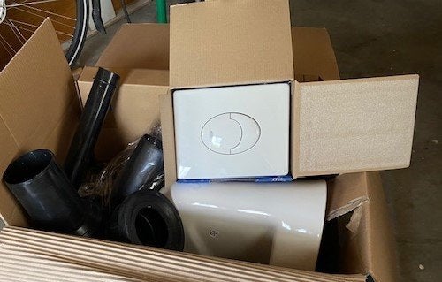 Nieuwe closetpot met aansluitmateriaal en drukknop, Doe-het-zelf en Verbouw, Sanitair, Ophalen, Nieuw, Toilet