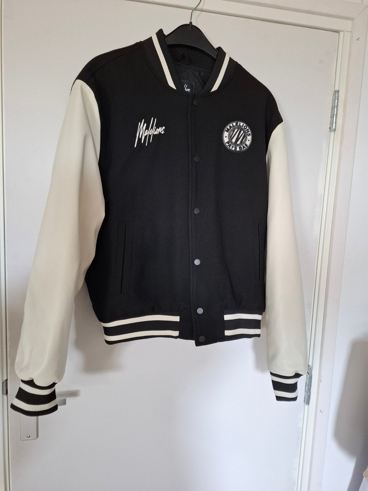 Malelions Unity Varsity Jacket Zwart/Wit - Maat XL, Kleding | Heren, Ophalen of Verzenden, Gedragen, Maat 56/58 (XL), Malelions