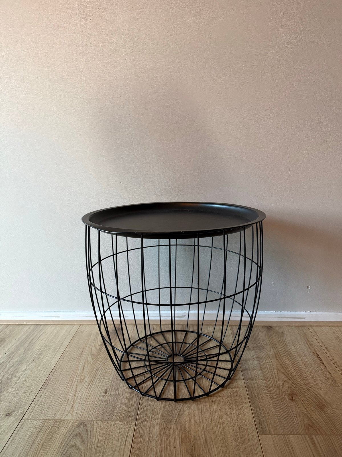 Zwarte metalen bijzettafel met opbergruimte, Huis en Inrichting, Minder dan 55 cm, Gebruikt, Metaal of Aluminium, Rond