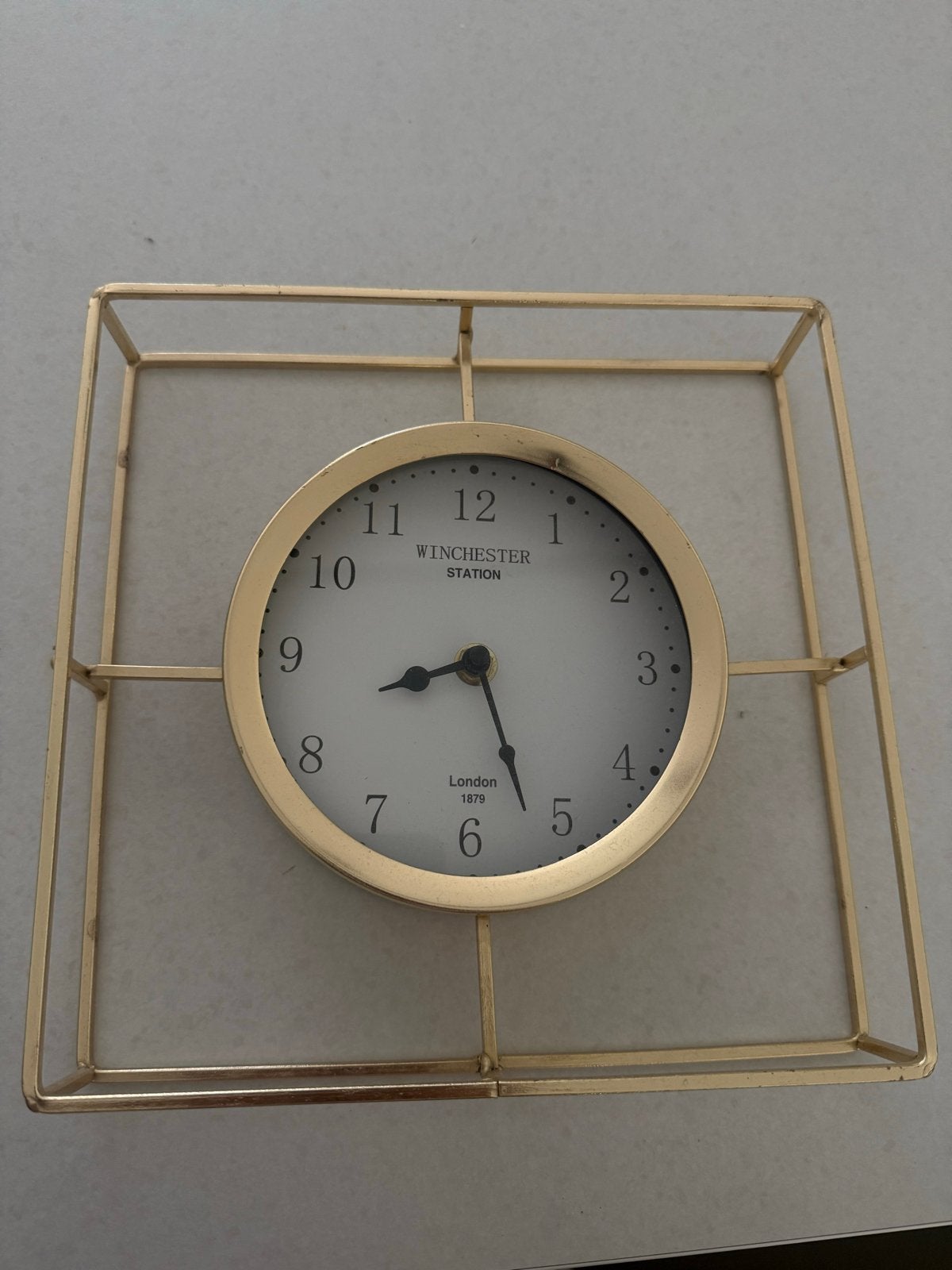 Gouden tafelklok 'Winchester Station' - Modern design, Goud, Verzenden, Analoog, Werkt op batterijen