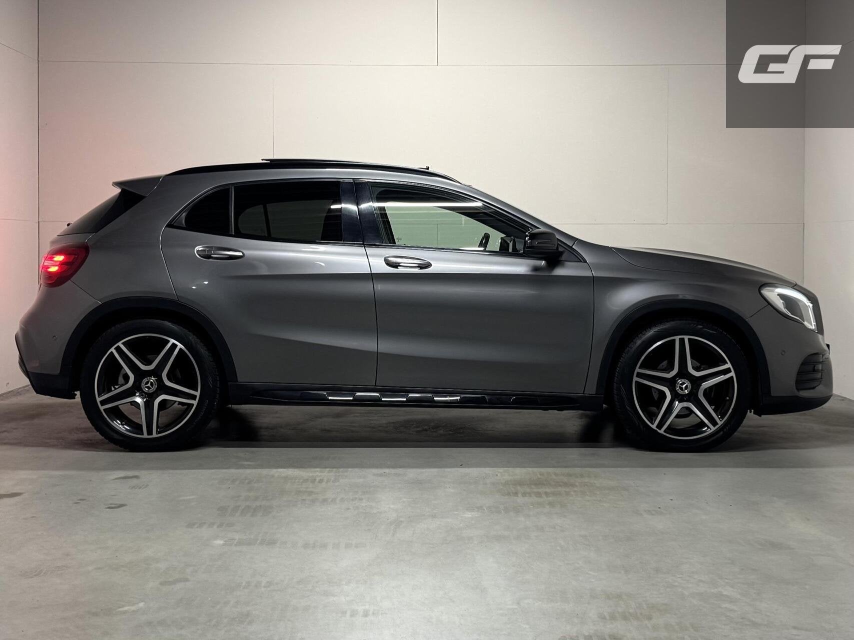 Mercedes GLA-klasse AMG Pano Clima Camera Cruise NAP, Gebruikt, 4 cilinders, 122 pk, Zilver of Grijs