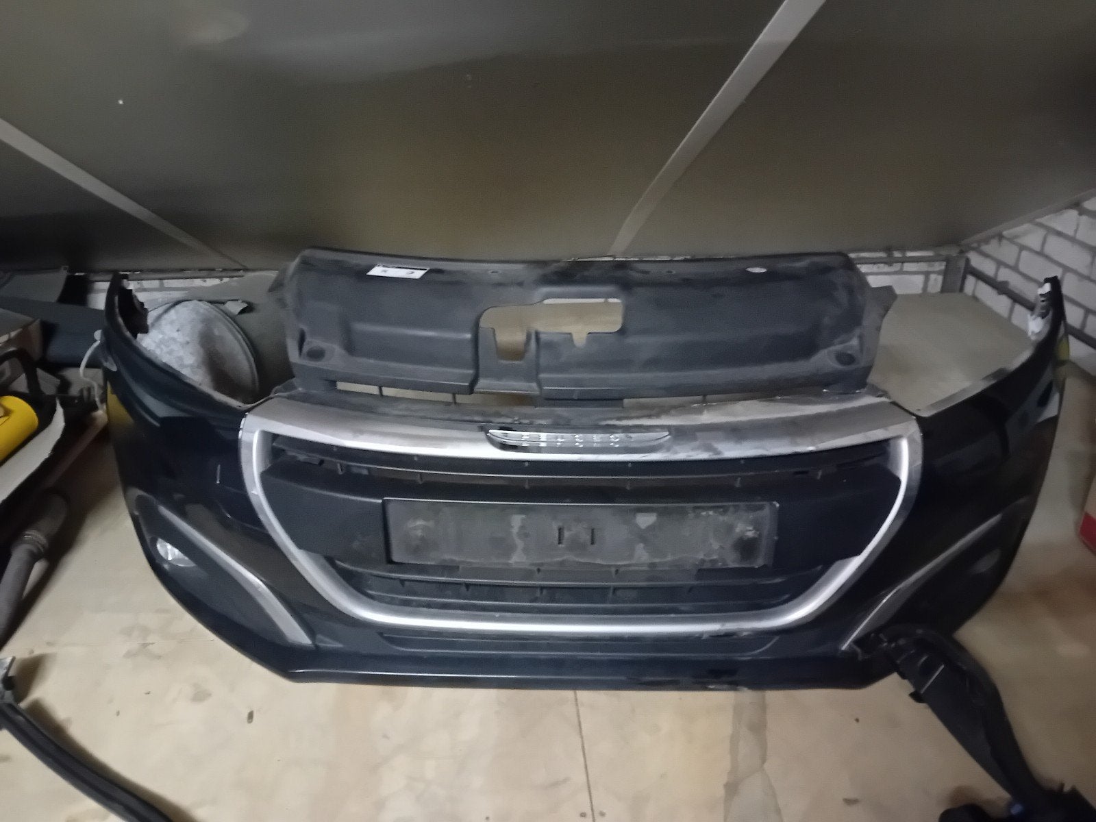 Peugeot 208 Bumper Voor - Zwart ktv/ktvd, Ophalen of Verzenden, Voor, Peugeot, Bumper