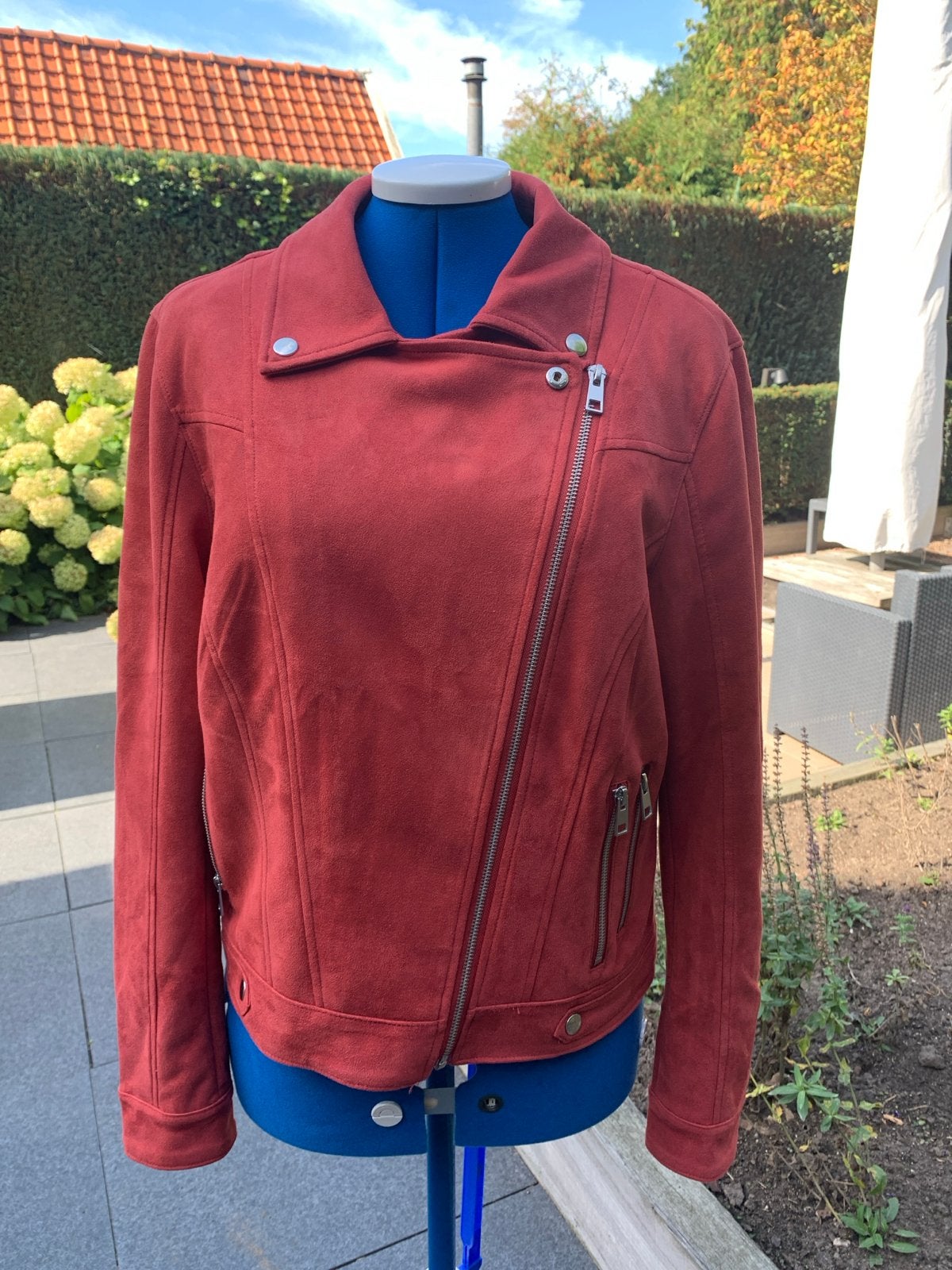 Stijlvol rood suède look bikerjack, Ophalen of Verzenden, Zo goed als nieuw, Maat 38/40 (M), Rood