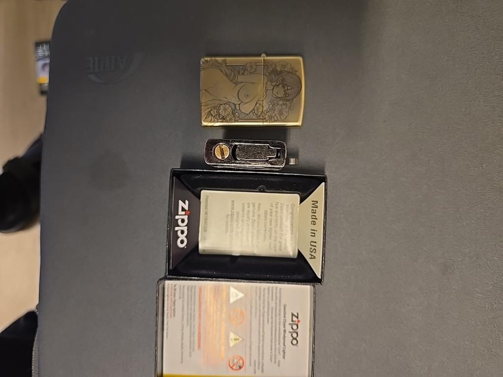 Zippo Anime Hentai Benzineaansteker- Custom Gegraveerd 2024, Ophalen of Verzenden, Nieuw, Aansteker
