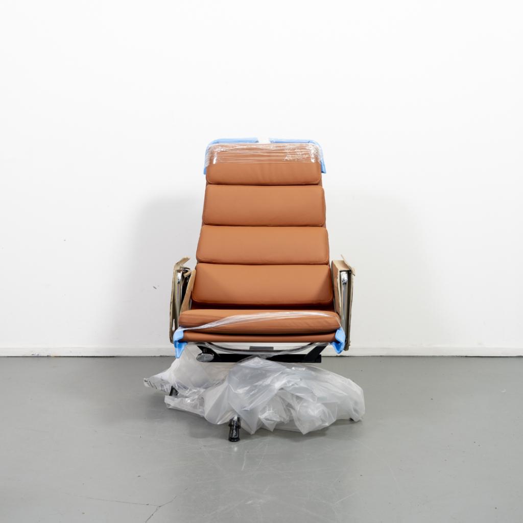 2x Vitra EA 222 Loungechair Cognac Leer - Chroom, Huis en Inrichting, Fauteuils, Niet ingevuld, Niet ingevuld, Nieuw, Leer