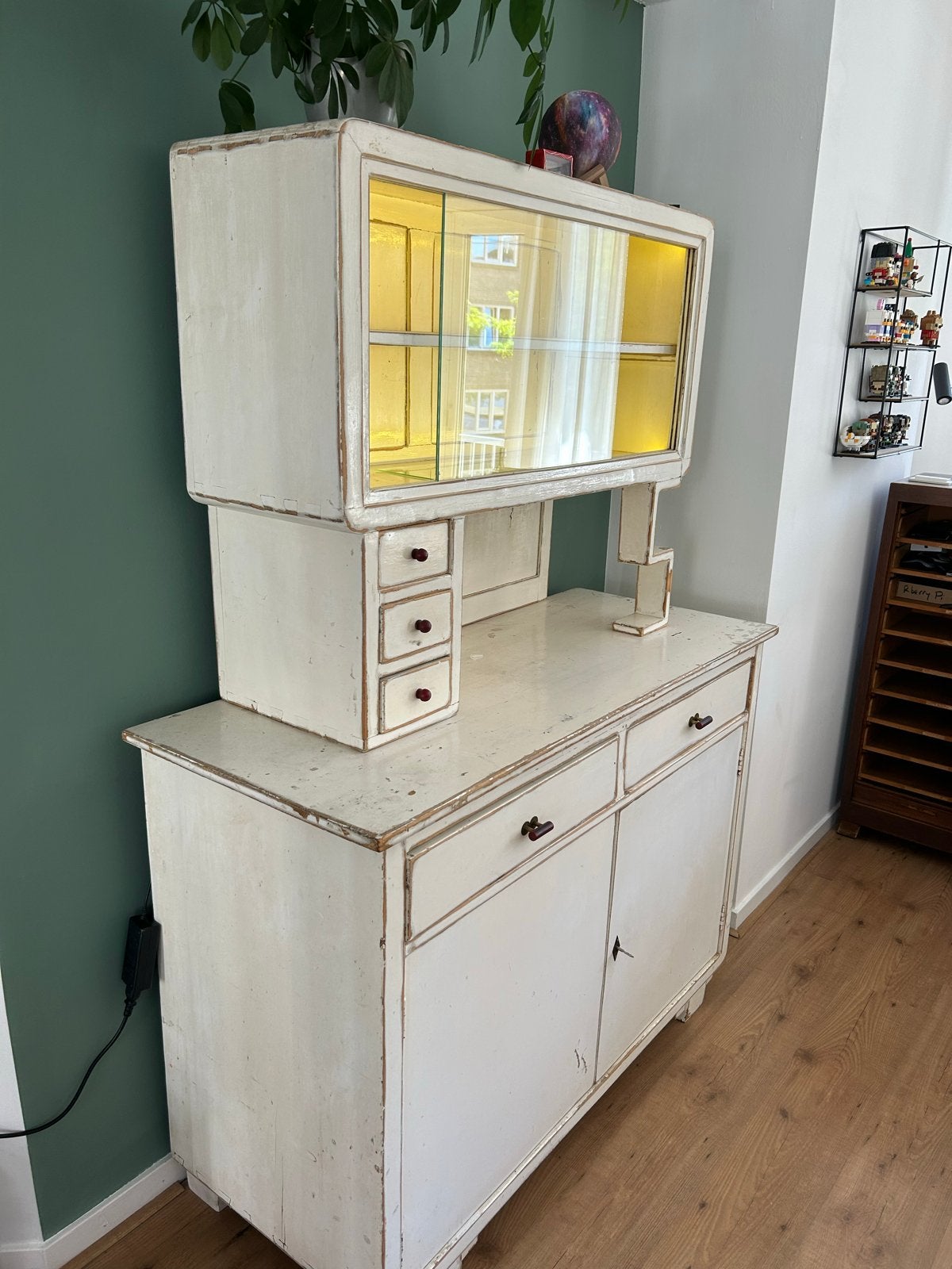 Vintage buffetkast met verlichte glazen vitrine en lades, Ophalen