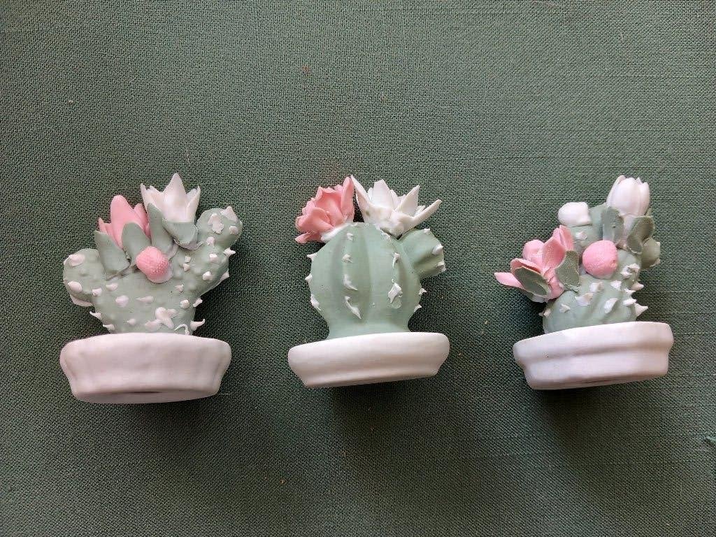 Beeldjes van bloeiende cactussen., Ophalen of Verzenden, Zo goed als nieuw, Dier