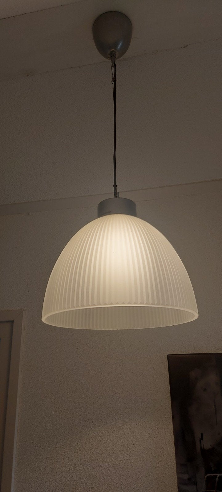 2 Mooie hanglampen met geribbeld glazen kap, 35 cm doorsnee, Ophalen, Modern, Klassiek, Gebruikt, E27 (groot)
