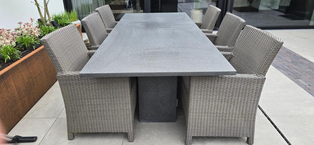 Natuurstenen tuintafel (240 x 100 cm) en 6 tuinstoelen, Overige materialen, Gebruikt, Eettafel, Ophalen of Verzenden