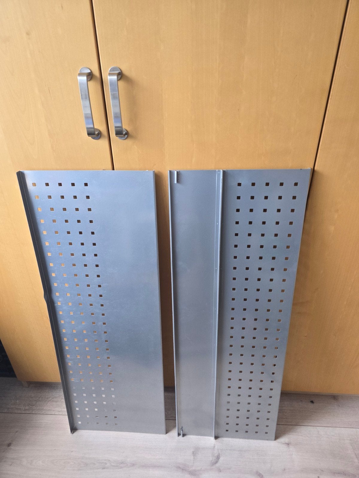 Gratis 2 PAX schoenenplanken 96 cm - Grijs metaal, Ophalen, Gebruikt
